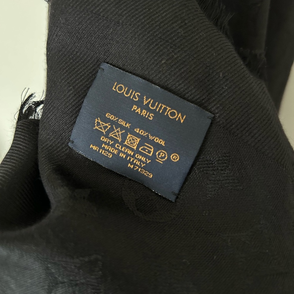 Louis Vuitton Monogram Classic Shawl Black - Picture 6 of 6